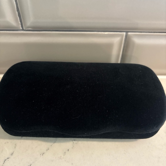Gucci Authentic Designer Hard Velvet Clamshell Eyeglass/Sunglass Case in Black - Picture 3 of 3